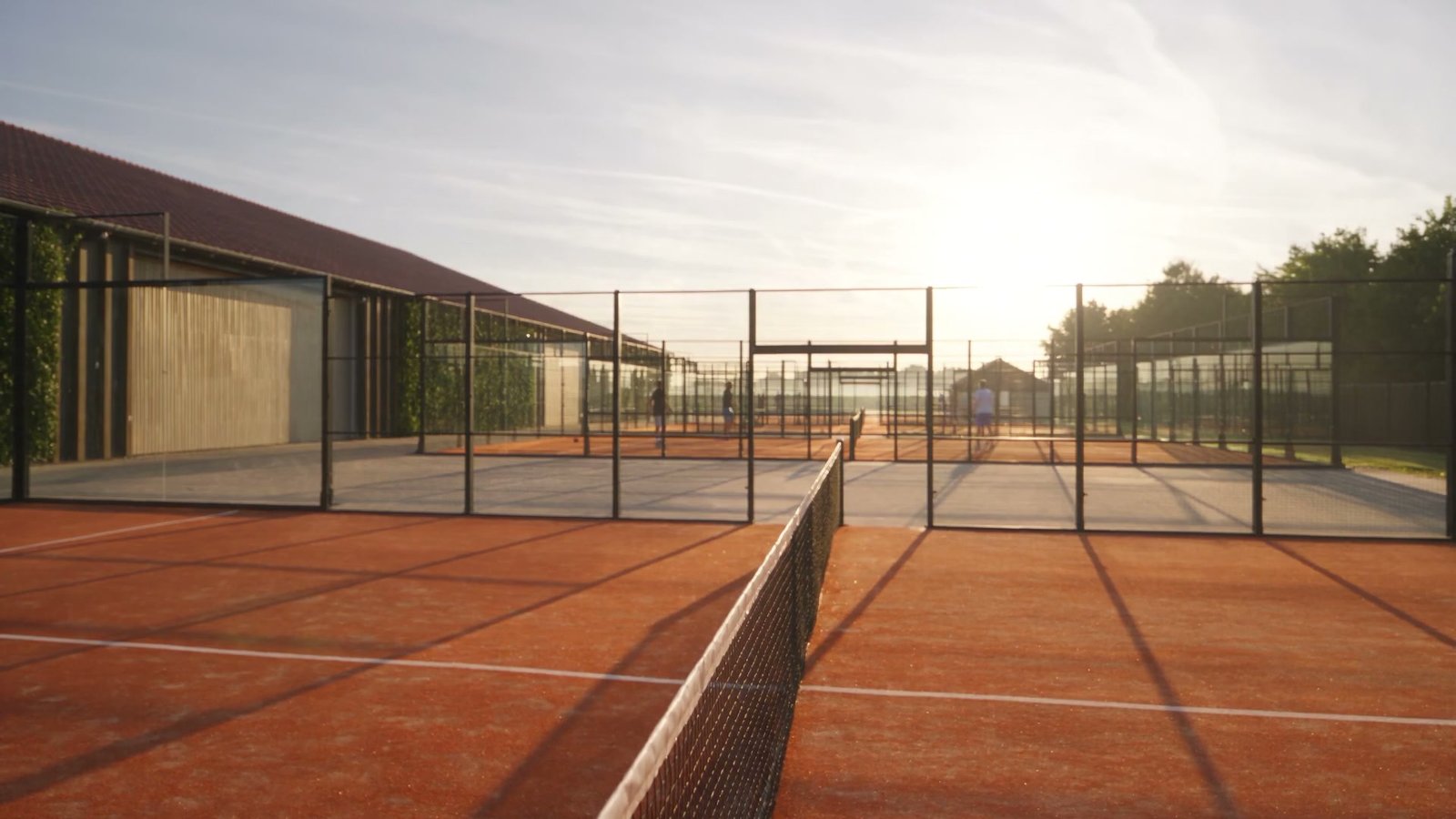 De voorste padelbaan van het park, gezien vanaf het net