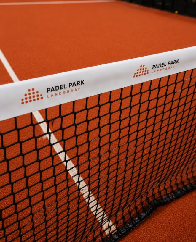 Netlint met het logo van Padel Park Landgraaf op de terracotta baan